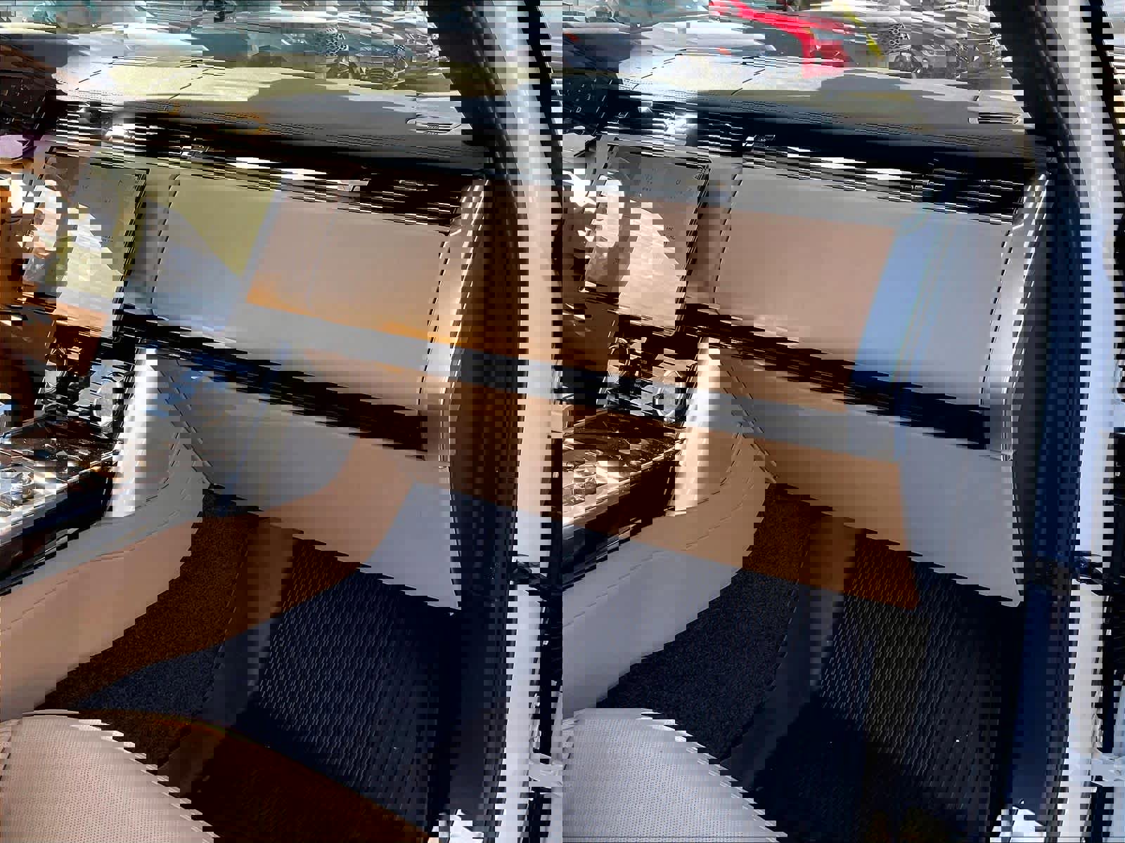 Used 2023 Land Rover Range Rover Long Wheelbase SE image 18