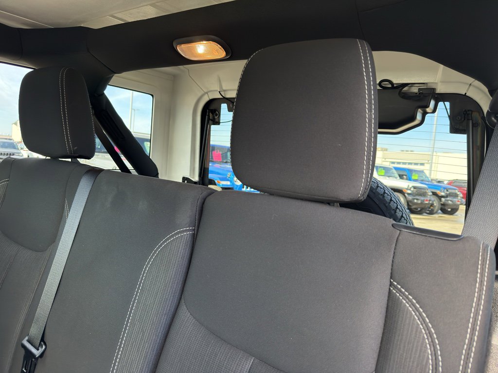 Used 2016 Jeep Wrangler Unlimited Sahara image 30