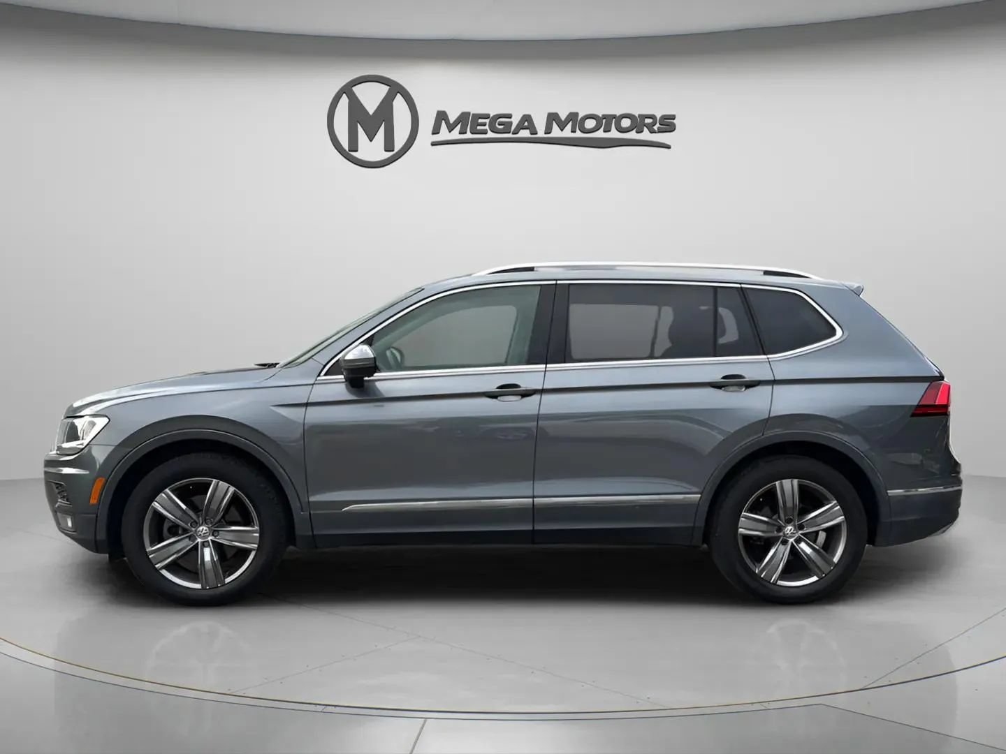 Used 2021 Volkswagen Tiguan SEL FWD image 2