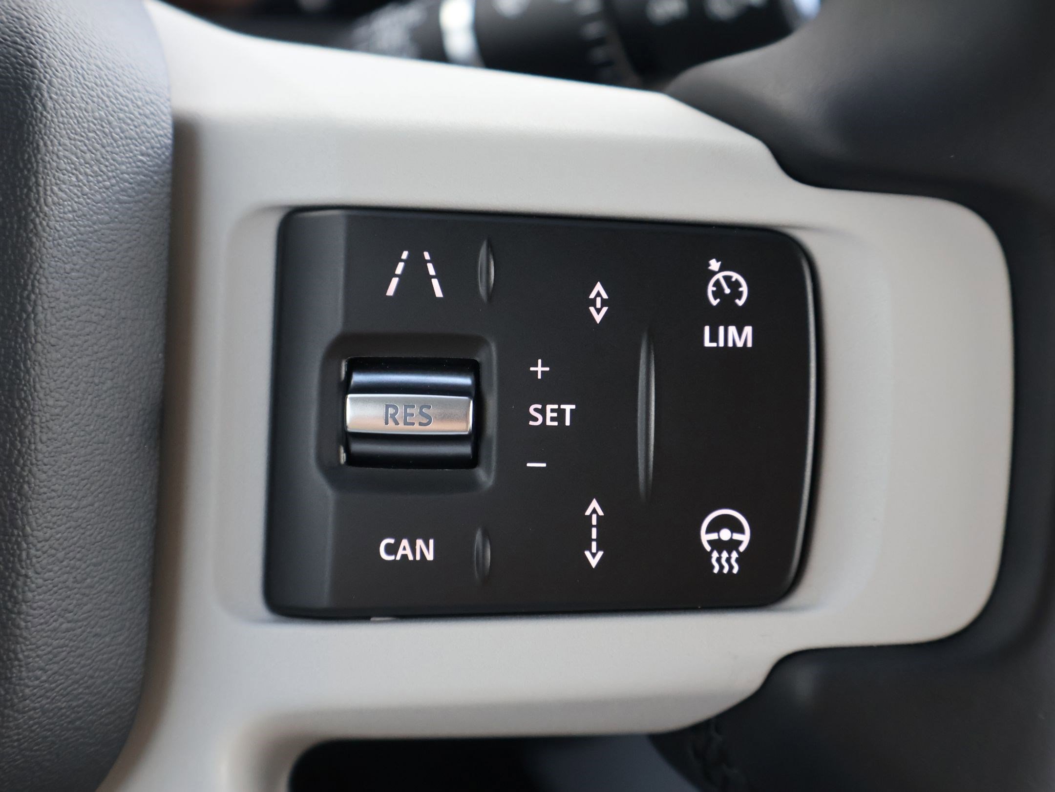 Used 2025 Land Rover Defender 110 X-Dynamic SE image 17