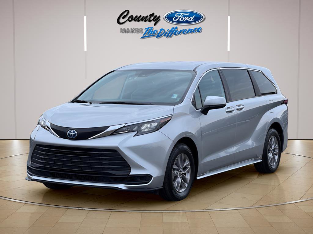 Used 2025 Toyota Sienna LE FWD image 2