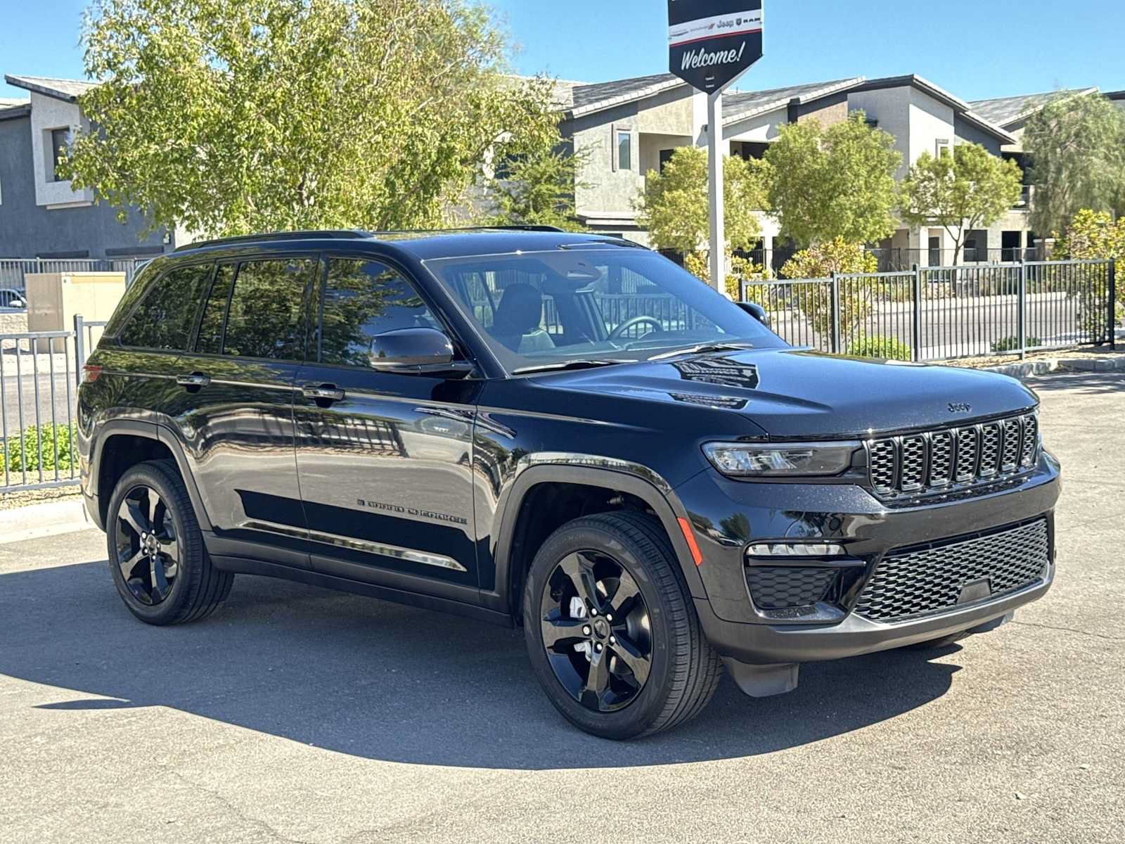 Used 2024 Jeep Grand Cherokee Limited w/ Black Appearance Package AWD/4WD image 2