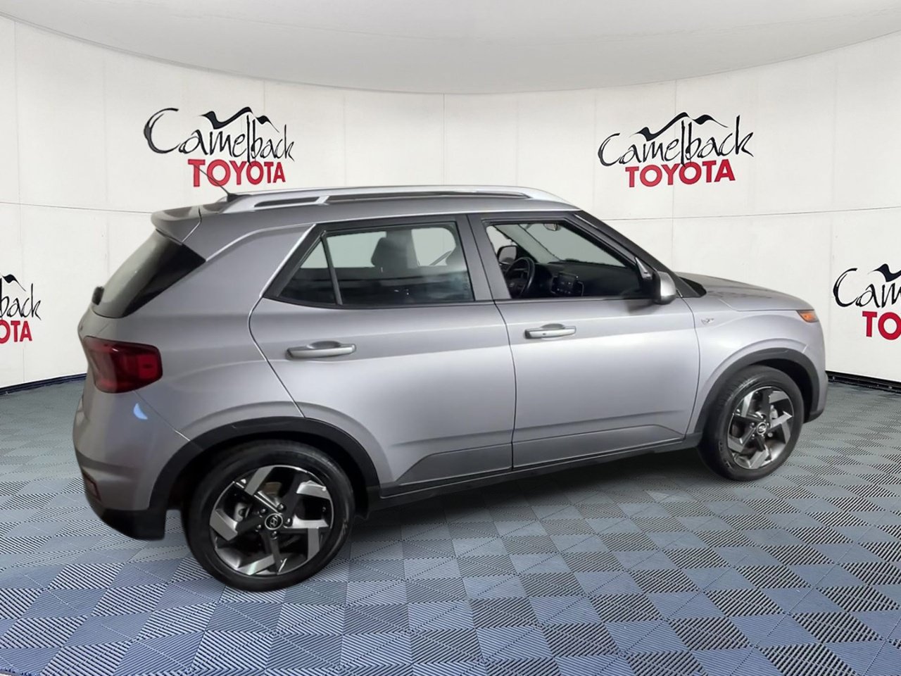 Used 2025 Hyundai Venue SEL FWD image 3