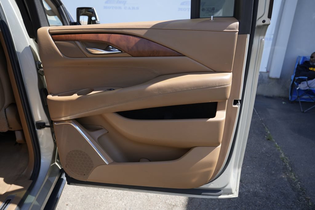 Used 2015 Cadillac Escalade ESV Platinum AWD/4WD image 37