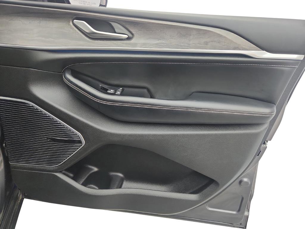 Used 2023 Jeep Grand Cherokee Overland image 26