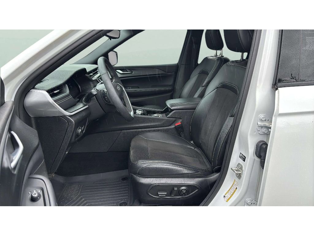 Used 2023 Jeep Grand Cherokee Altitude AWD/4WD image 11