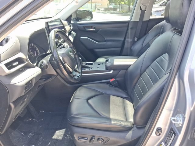 Used 2023 Toyota Highlander XLE FWD image 11