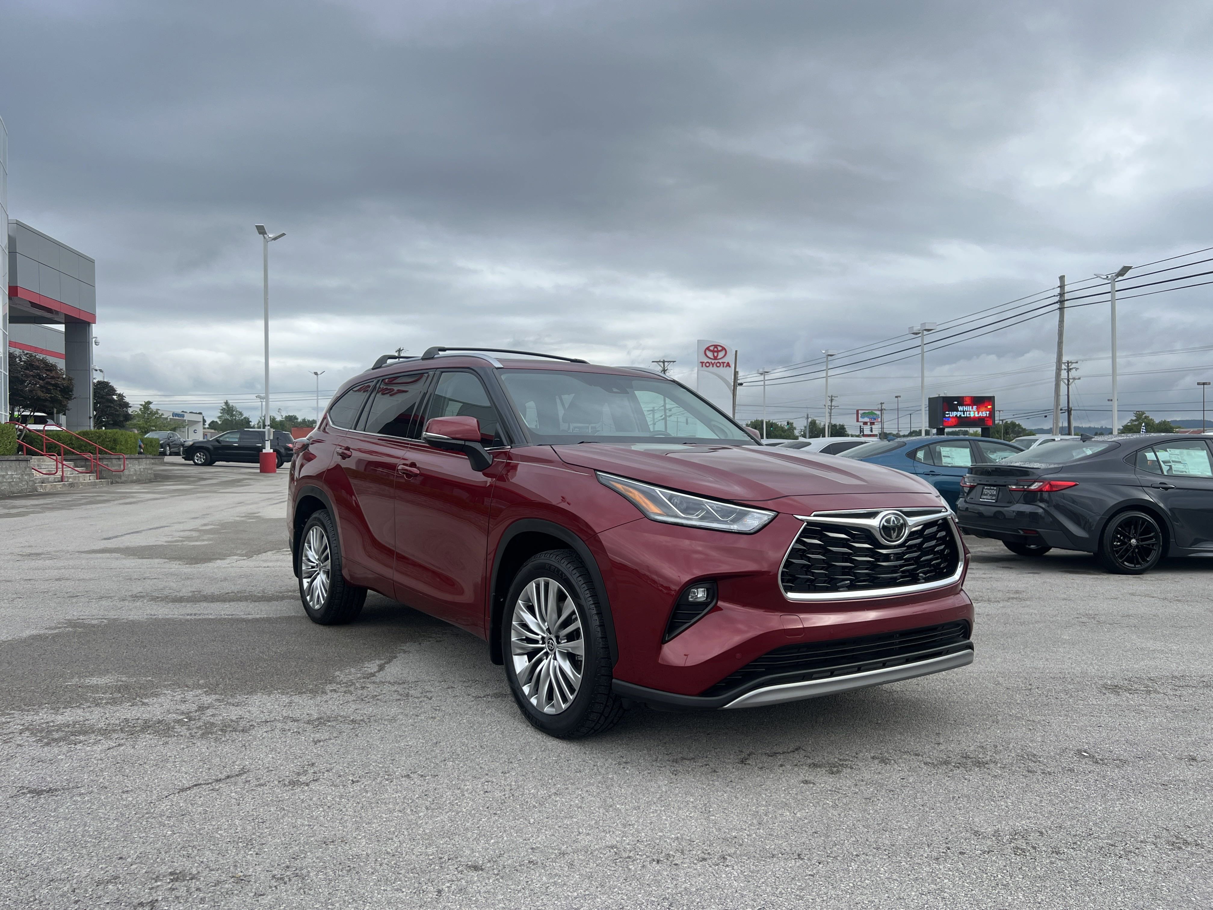 Used 2023 Toyota Highlander Platinum image 3