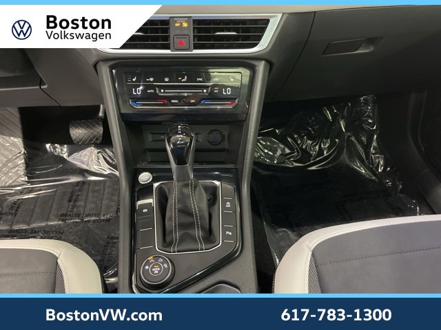 Used 2025 Volkswagen Taos SE w/ Panoramic Sunroof Package image 17