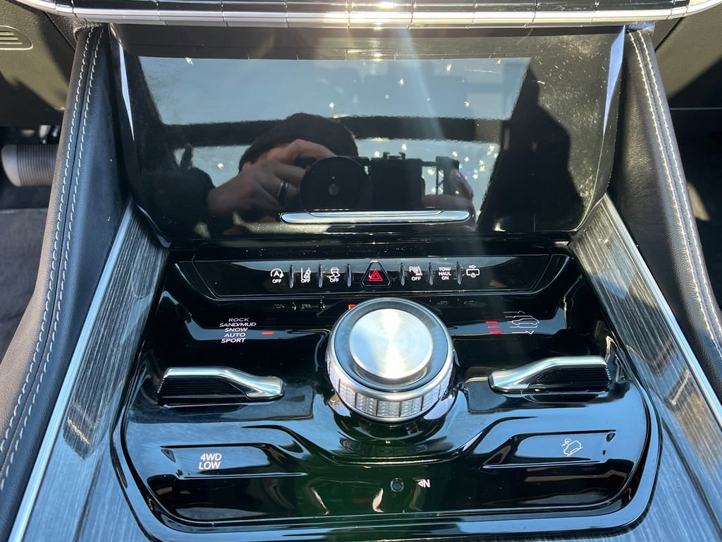 Used 2022 Jeep Wagoneer Series III w/ Premium Group I image 17