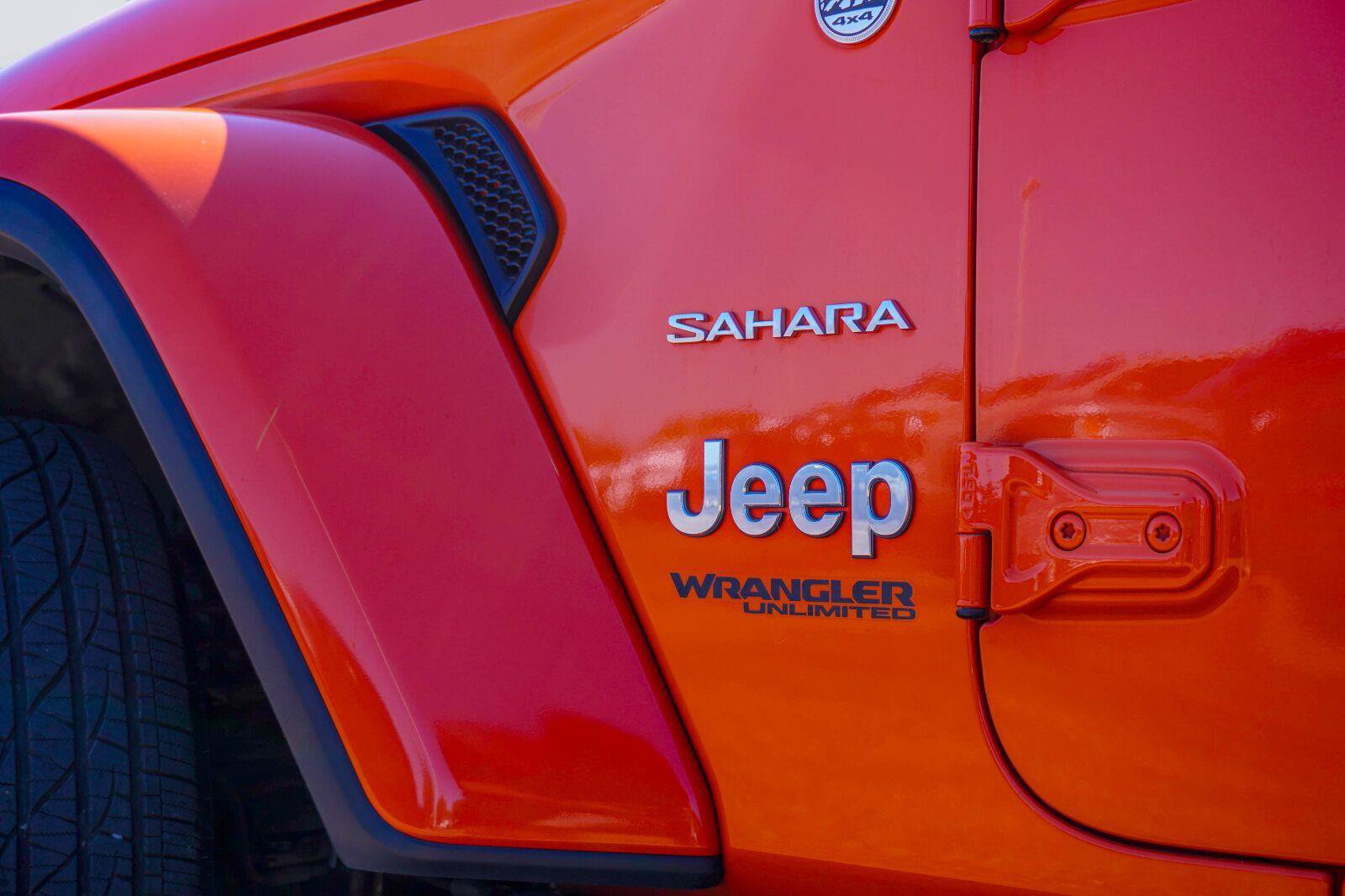 Used 2018 Jeep Wrangler Unlimited Sahara w/ LED Lighting Group AWD/4WD image 3