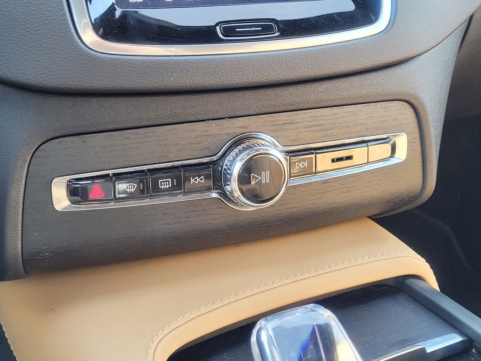 Certified 2023 Volvo XC90 B6 Ultimate w/ Protection Package Premier AWD/4WD image 26