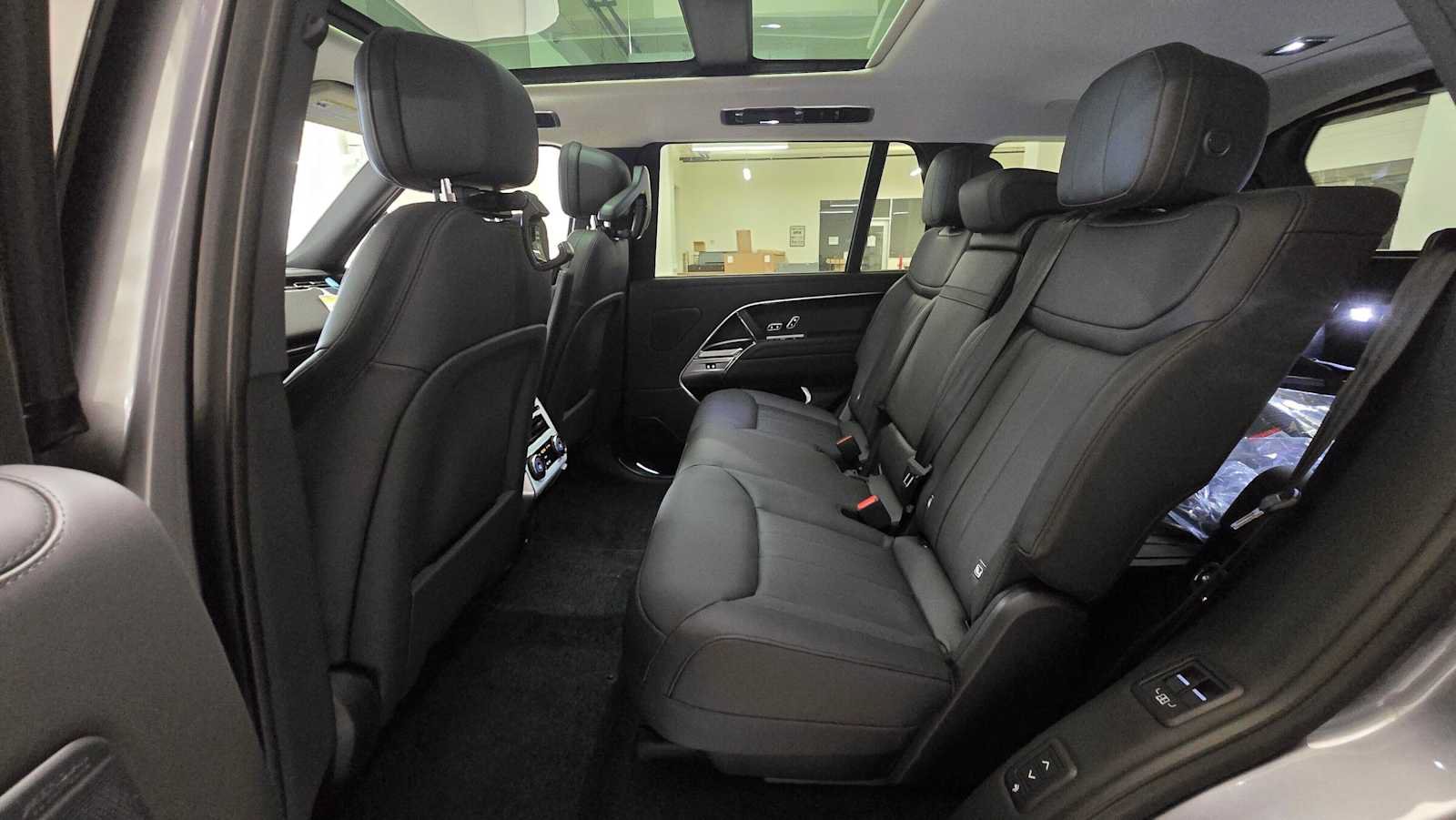 New 2026 Land Rover Range Rover Long Wheelbase SE AWD/4WD image 16