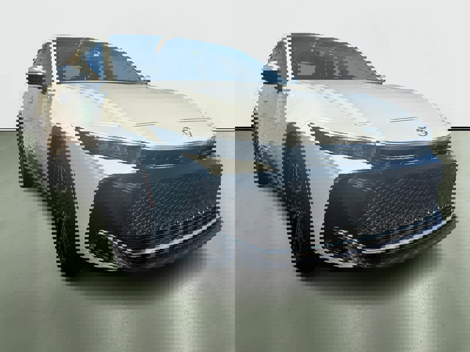 Used 2023 Toyota Crown Limited image 5