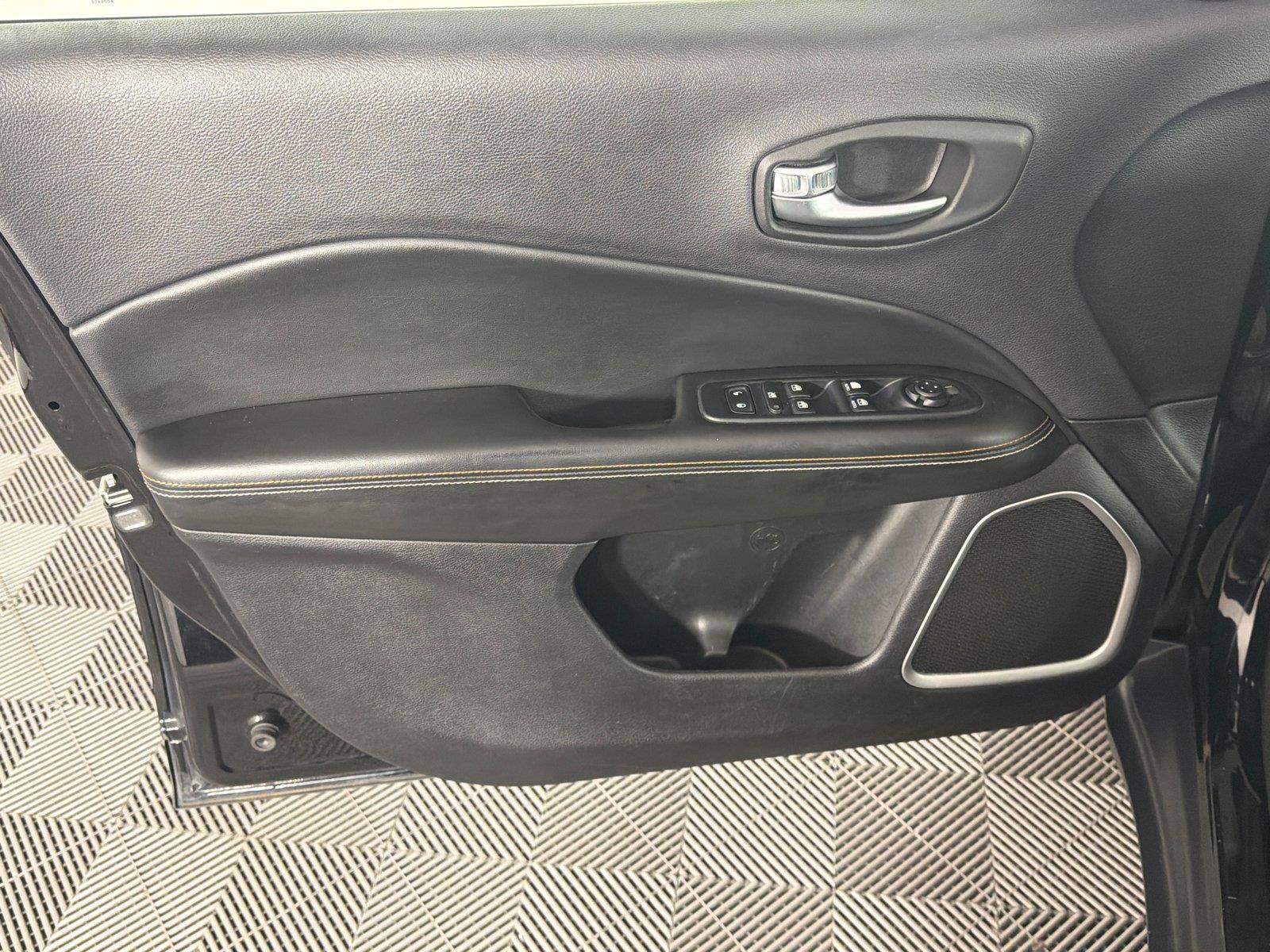 Used 2018 Jeep Compass Latitude w/ Popular Equipment Group FWD image 10