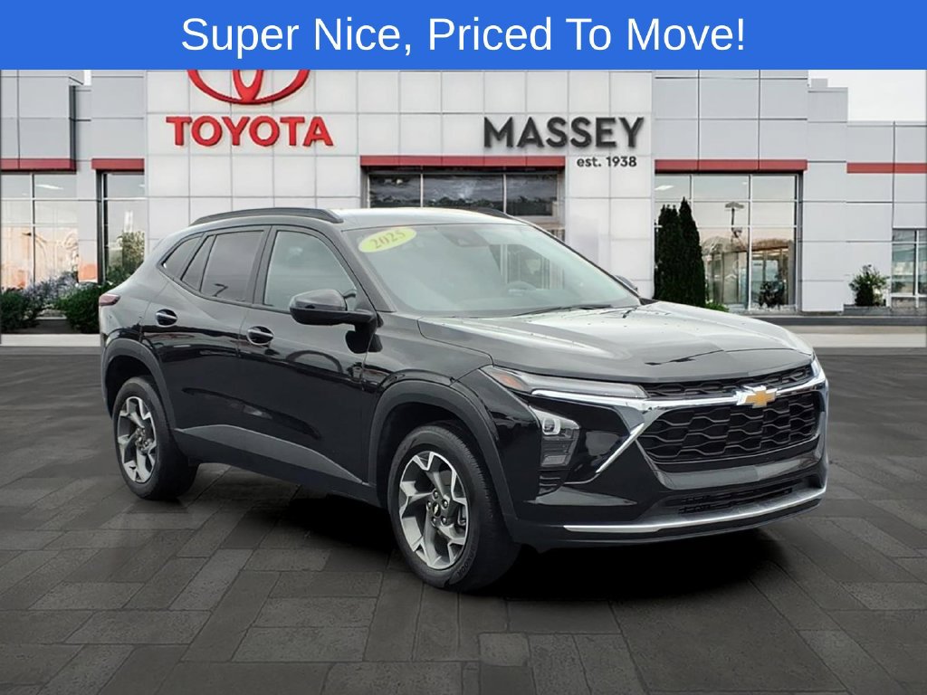 Used 2025 Chevrolet Trax LT FWD image 2
