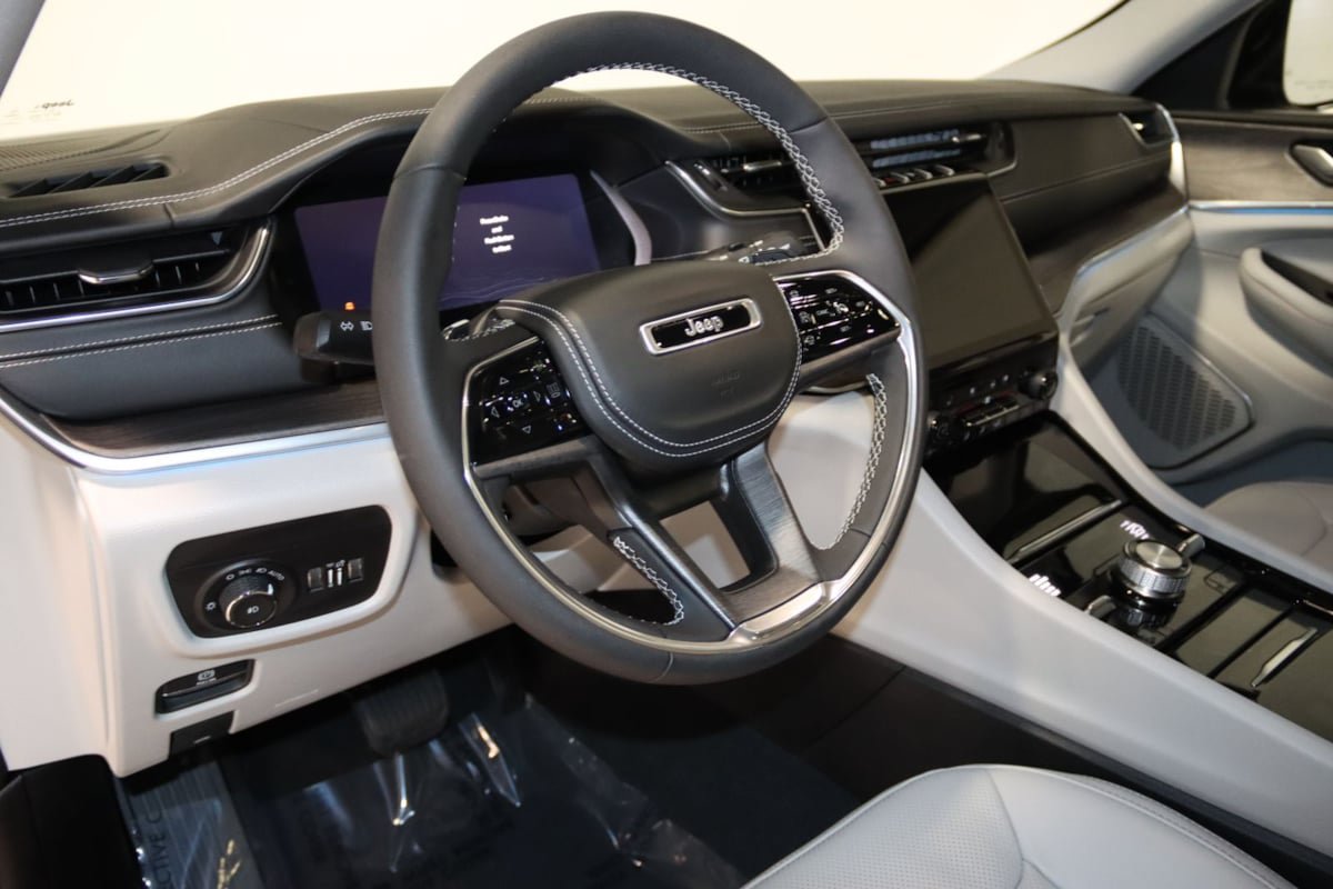 Used 2023 Jeep Grand Cherokee Overland AWD/4WD image 42