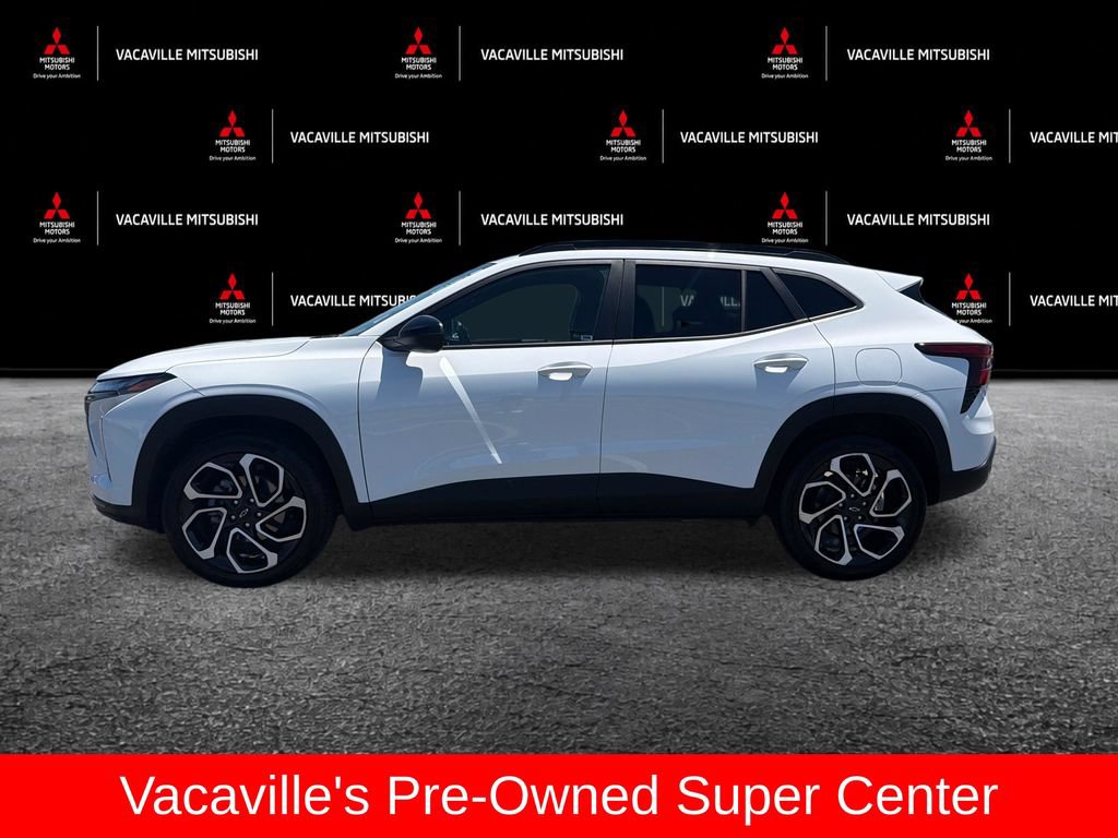Used 2025 Chevrolet Trax RS w/ Sunroof Package FWD image 2