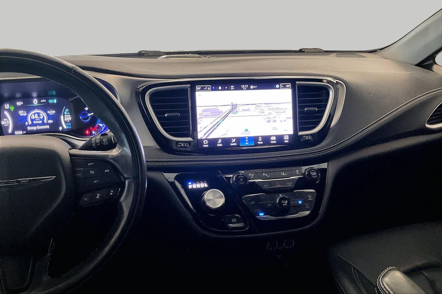 Used 2022 Chrysler Pacifica Touring-L w/ Uconnect Theater Family Group FWD image 6