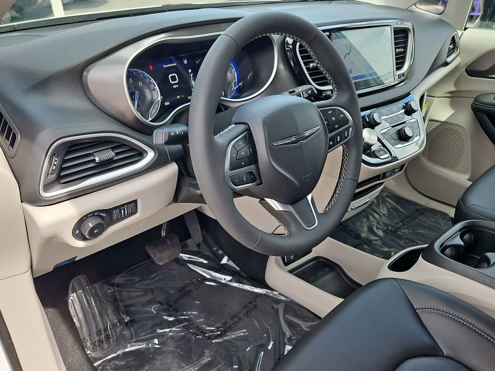 Used 2024 Chrysler Pacifica Touring-L image 12