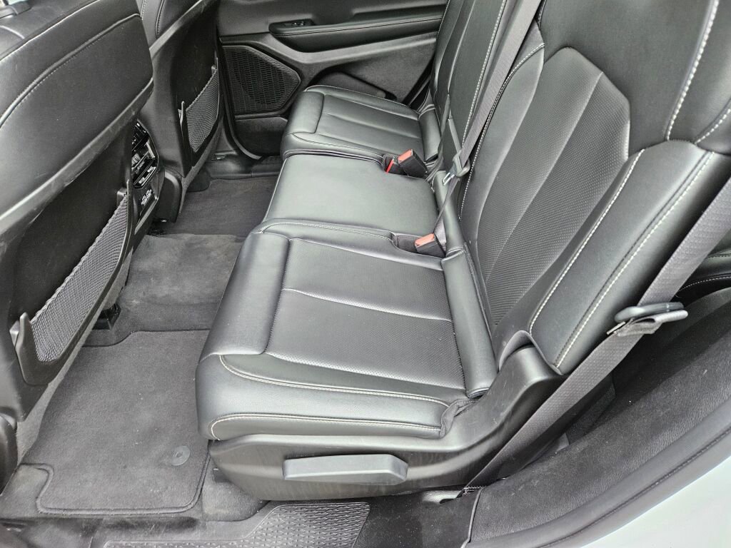 Used 2023 Jeep Grand Cherokee L Limited w/ Luxury Tech Group II AWD/4WD image 14