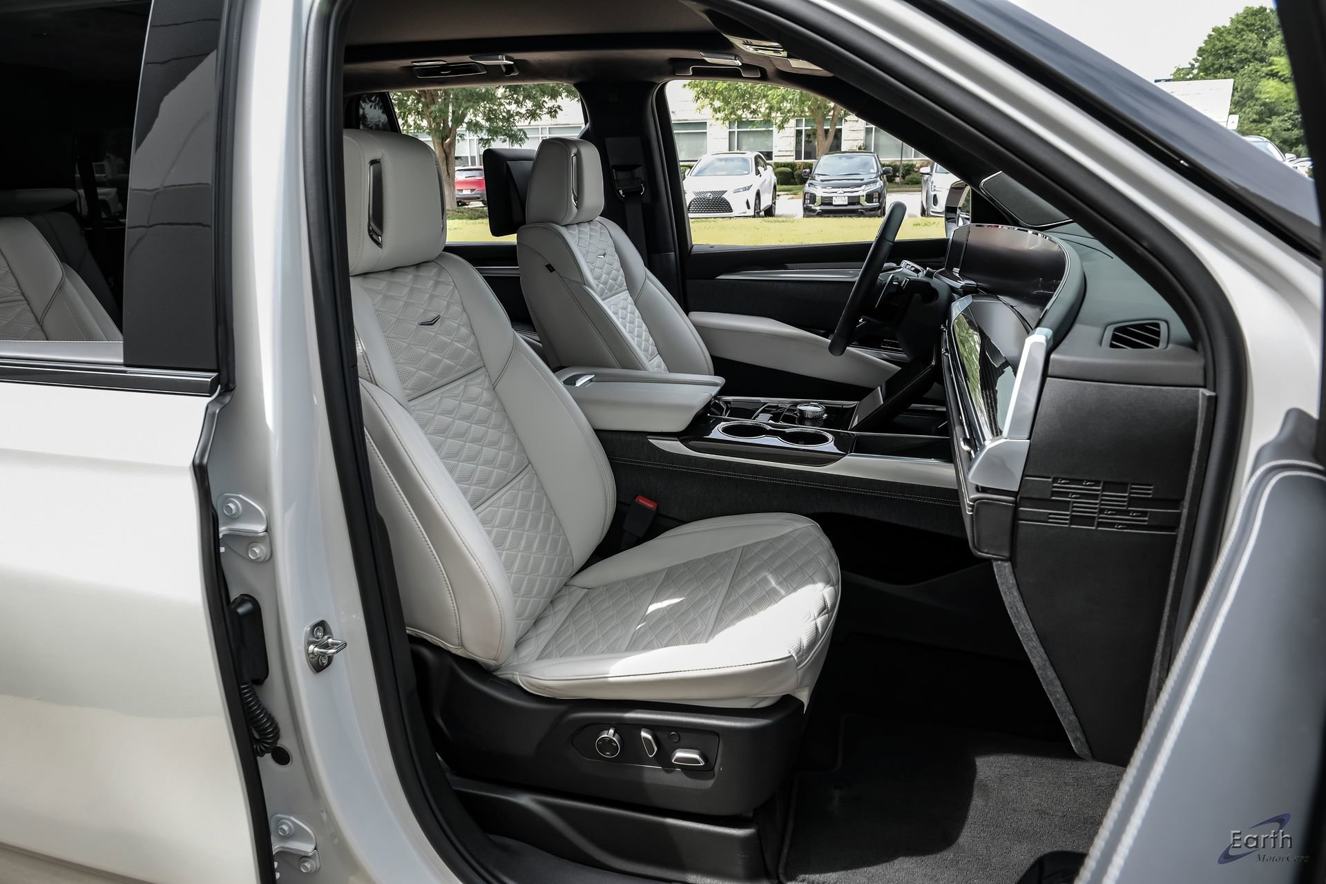 Used 2025 Cadillac Escalade V w/ LPO, ONYX Package AWD/4WD image 47