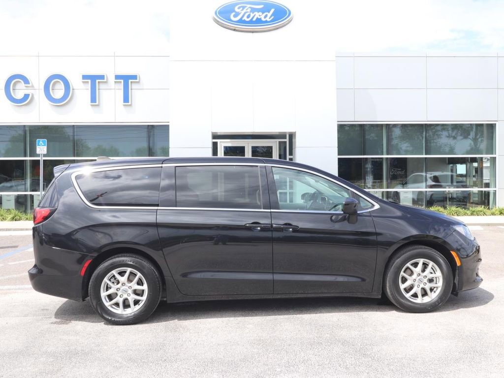 Used 2023 Chrysler Voyager LX image 15