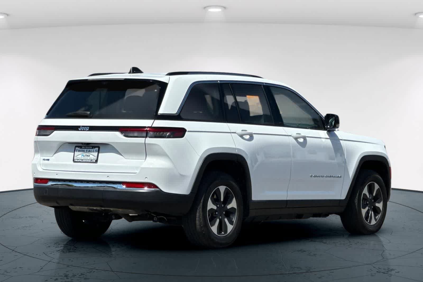 Certified 2022 Jeep Grand Cherokee Limited 4xe w/ Luxury Tech Group II AWD/4WD image 2
