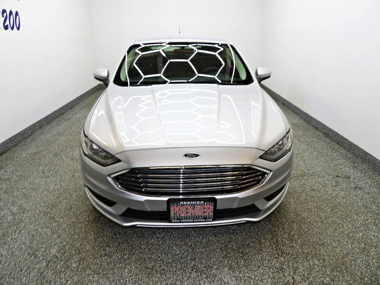 Used 2018 Ford Fusion SE image 2
