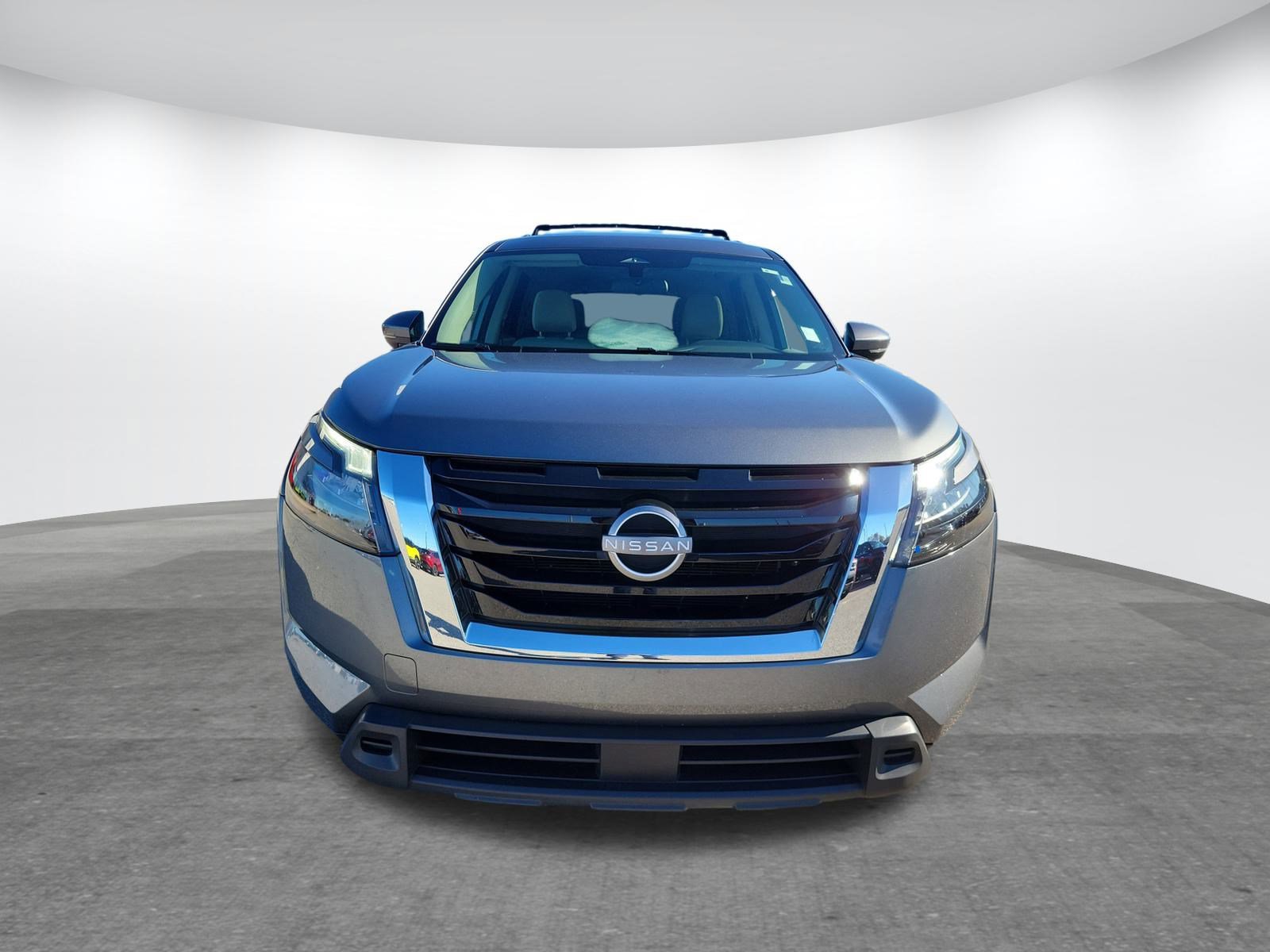 Used 2023 Nissan Pathfinder SV image 2