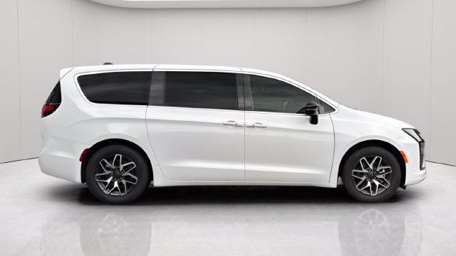 New 2027 Chrysler Pacifica Limited FWD image 4