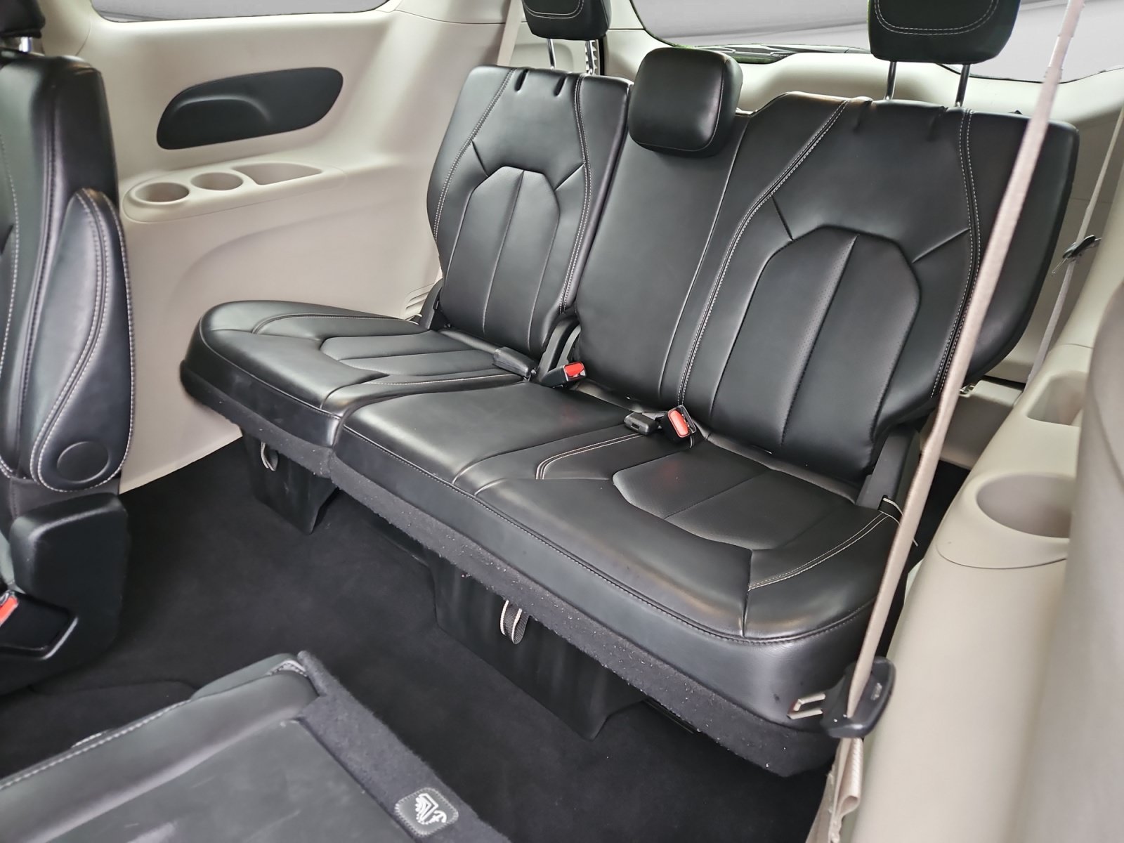 Used 2024 Chrysler Pacifica Touring-L FWD image 14