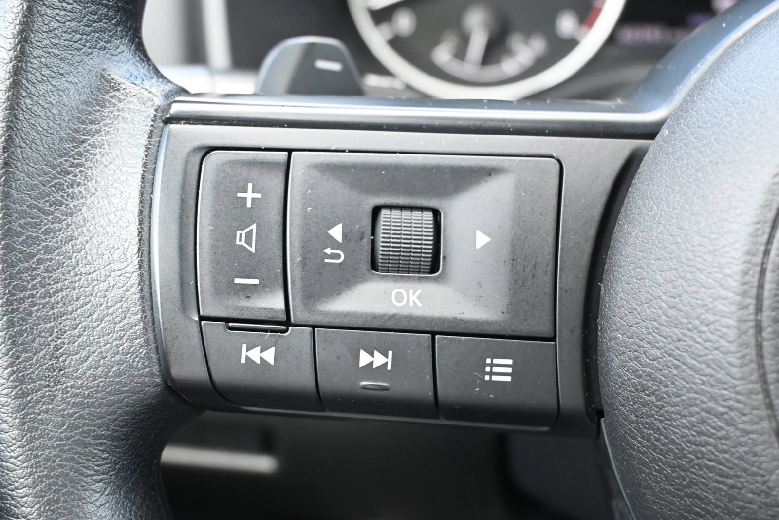 Used 2024 Nissan Rogue S AWD/4WD image 12