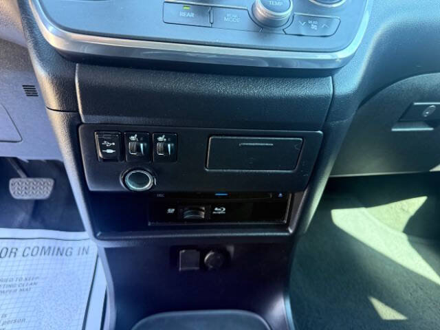 Used 2015 Toyota Sienna SE Premium FWD image 14