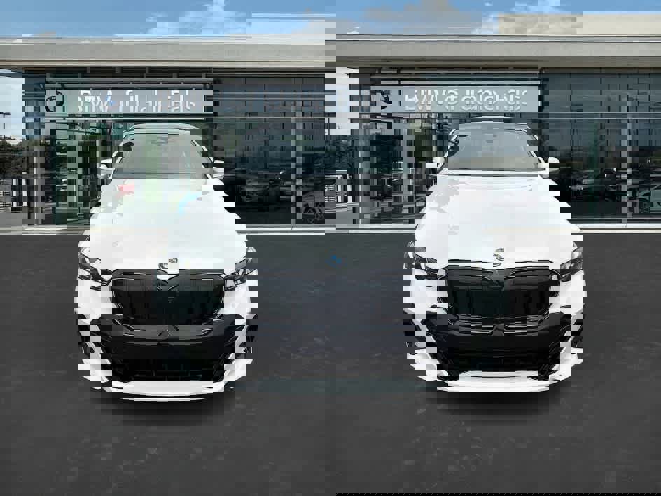 Used 2026 BMW 550e xDrive image 3