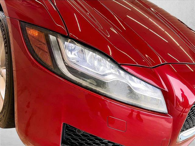 Used 2018 Jaguar XF Premium RWD image 28