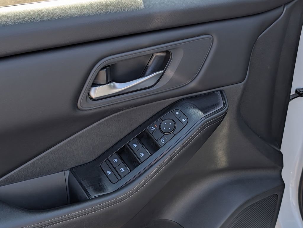 Used 2025 Nissan Rogue SV image 21