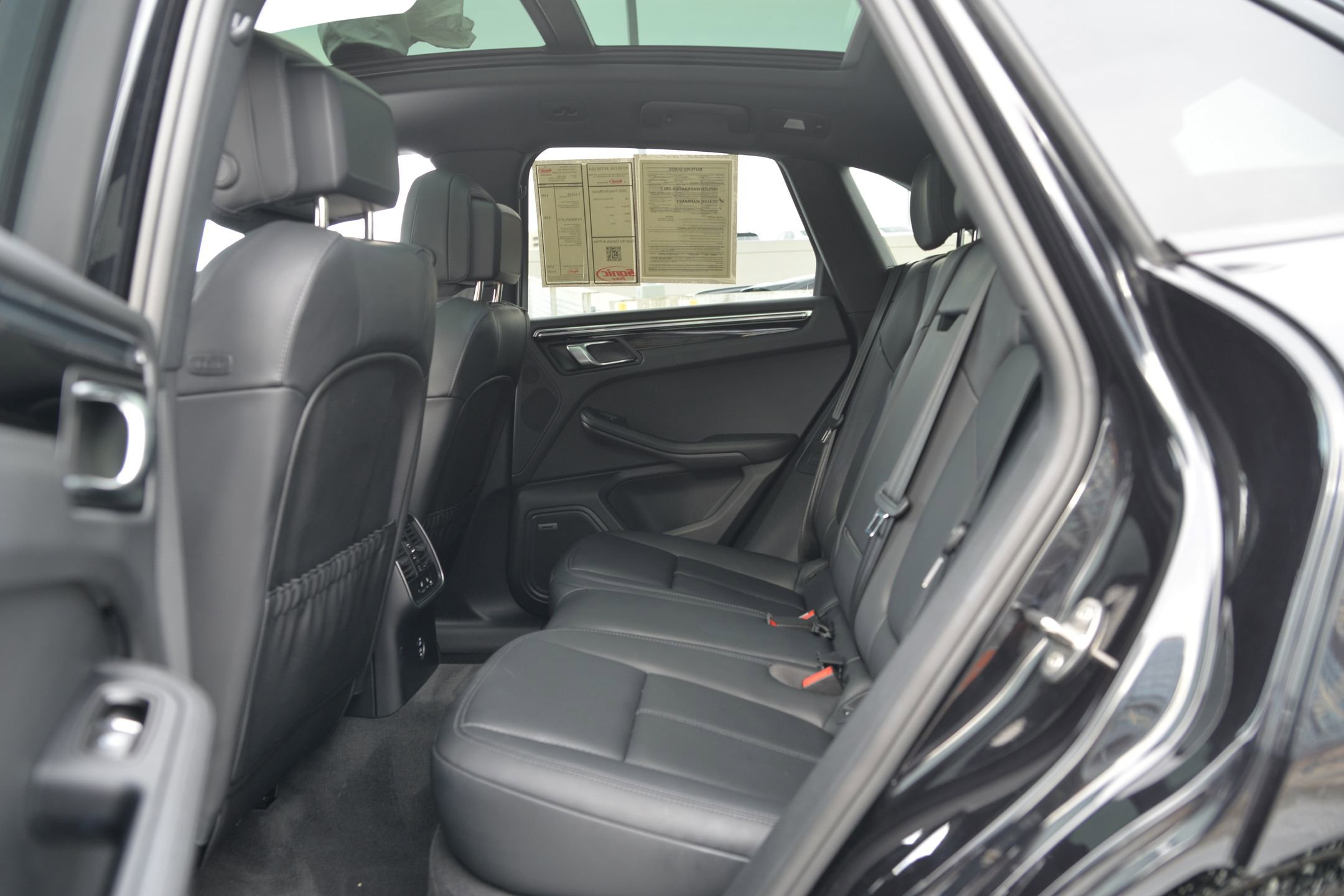 Certified 2025 Porsche Macan image 14