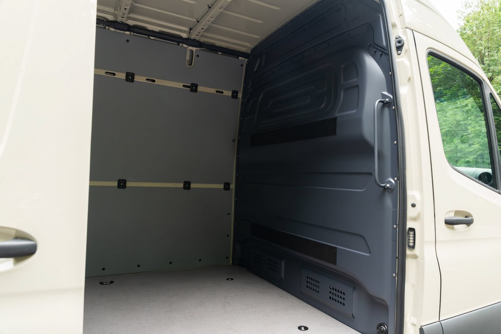 Used 2025 Mercedes-Benz Sprinter 2500 image 14