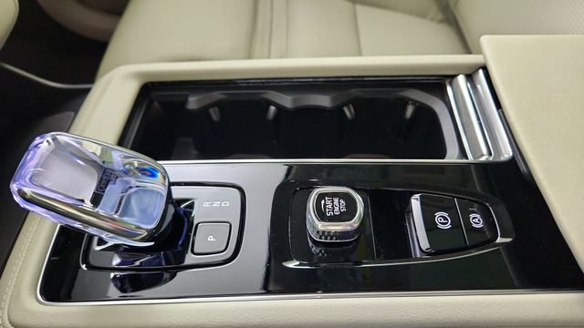 New 2026 Volvo XC90 T8 Ultra w/ Protection Package Premier AWD/4WD image 17