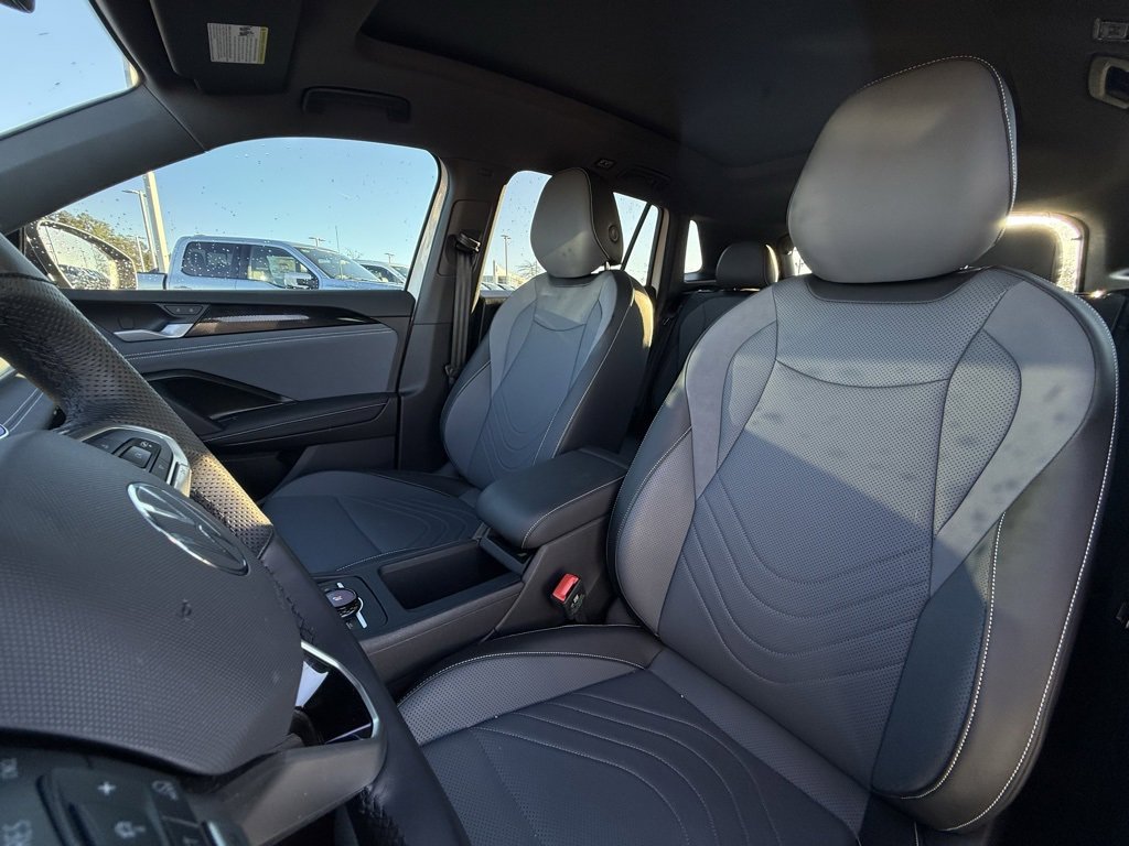 Used 2025 Volkswagen Tiguan SE R-Line image 22