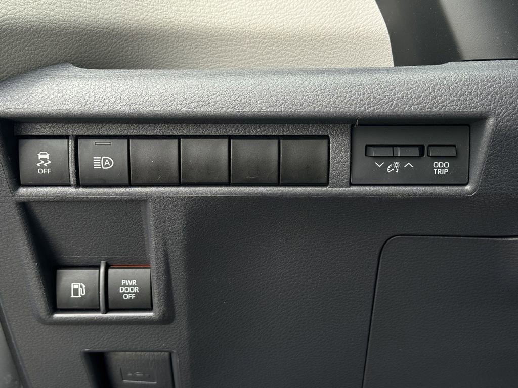 Used 2022 Toyota Sienna XLE FWD image 21