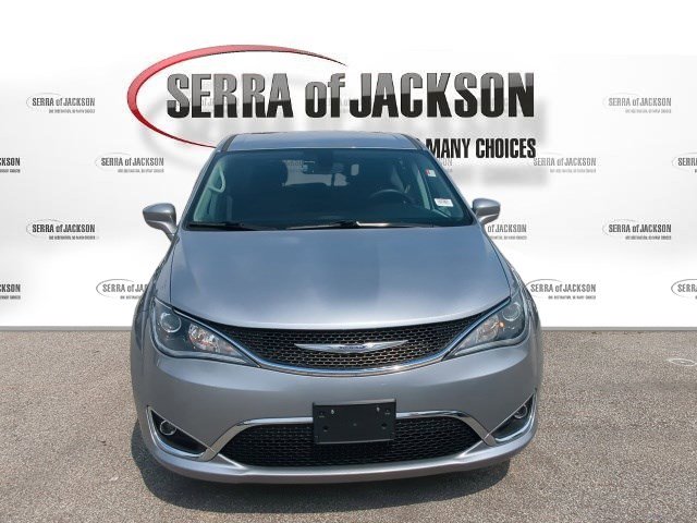 Used 2020 Chrysler Pacifica Touring w/ Tire & Wheel Group FWD image 3