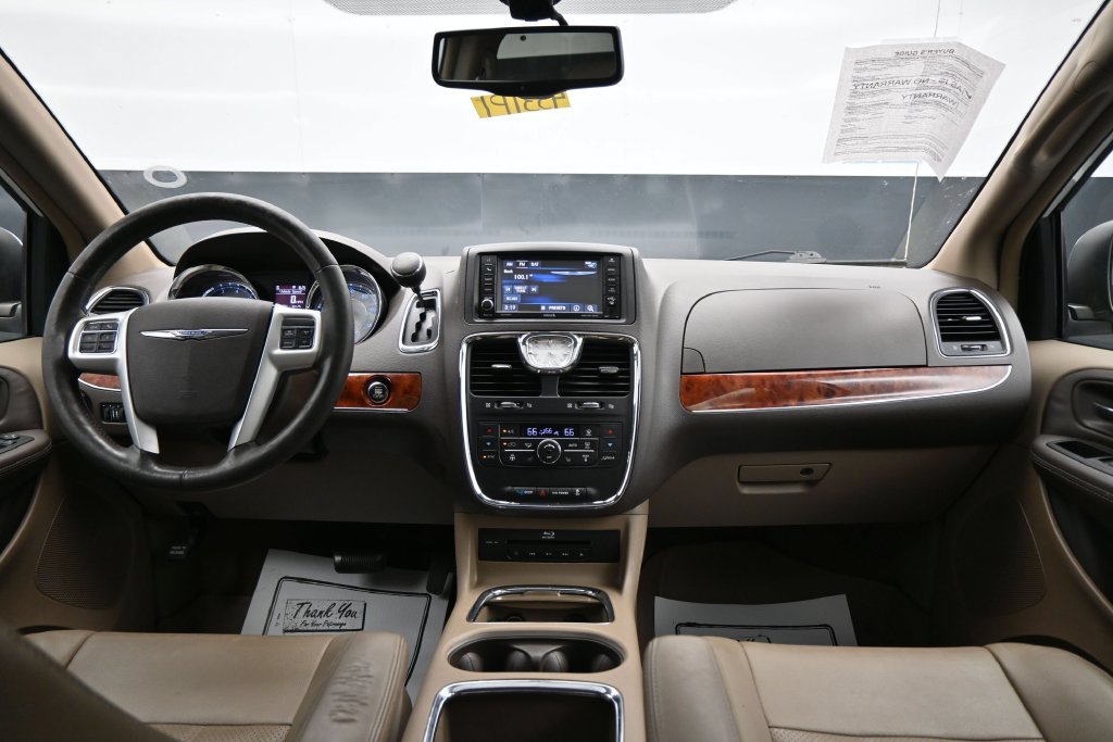 Used 2016 Chrysler Town & Country Touring-L FWD image 14
