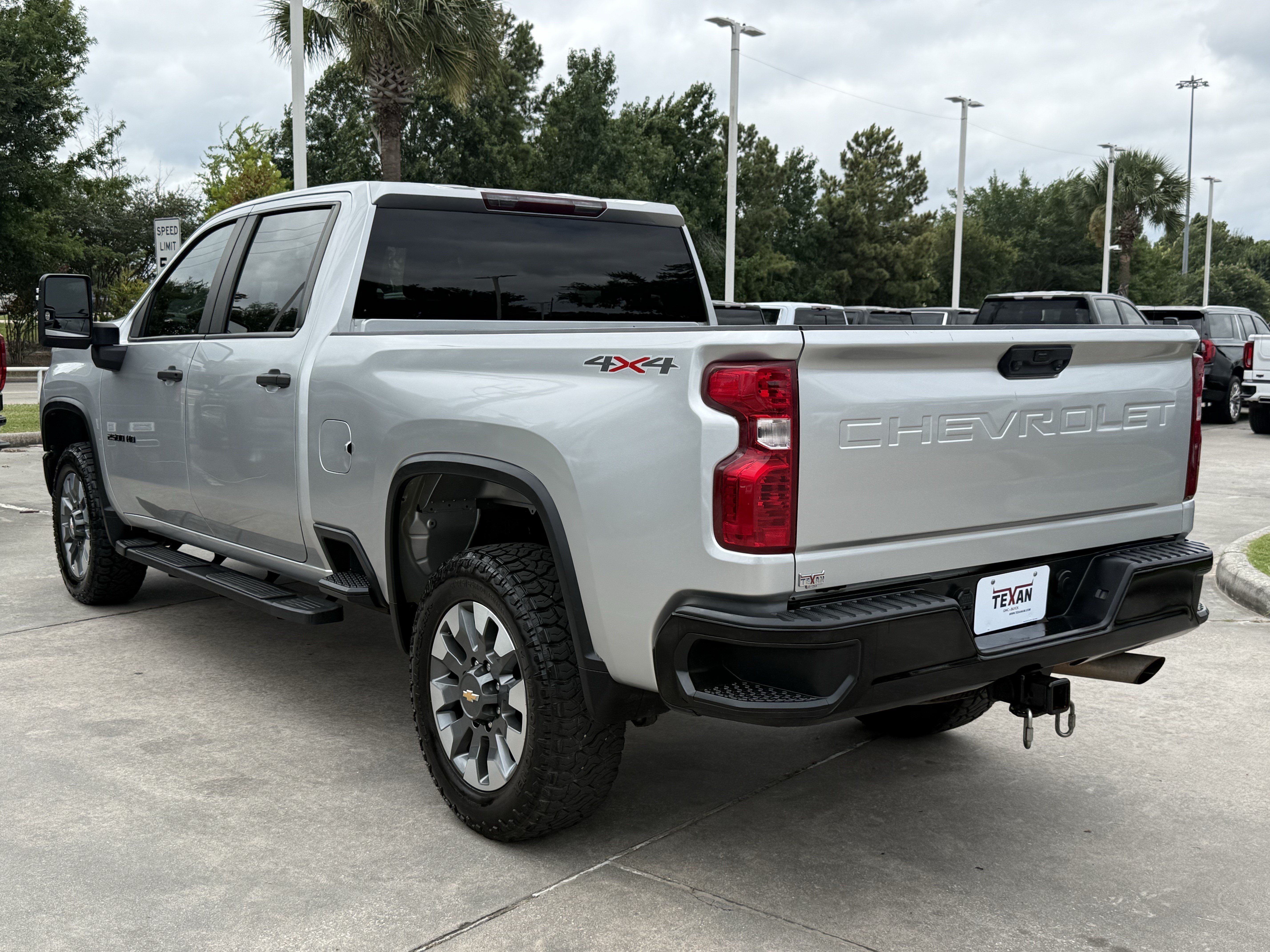 Used 2022 Chevrolet Silverado 2500 Custom w/ Custom Value Package AWD/4WD image 7