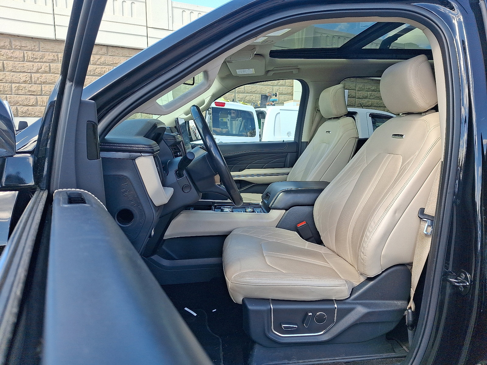 Used 2023 Ford Expedition Max Platinum AWD/4WD image 14