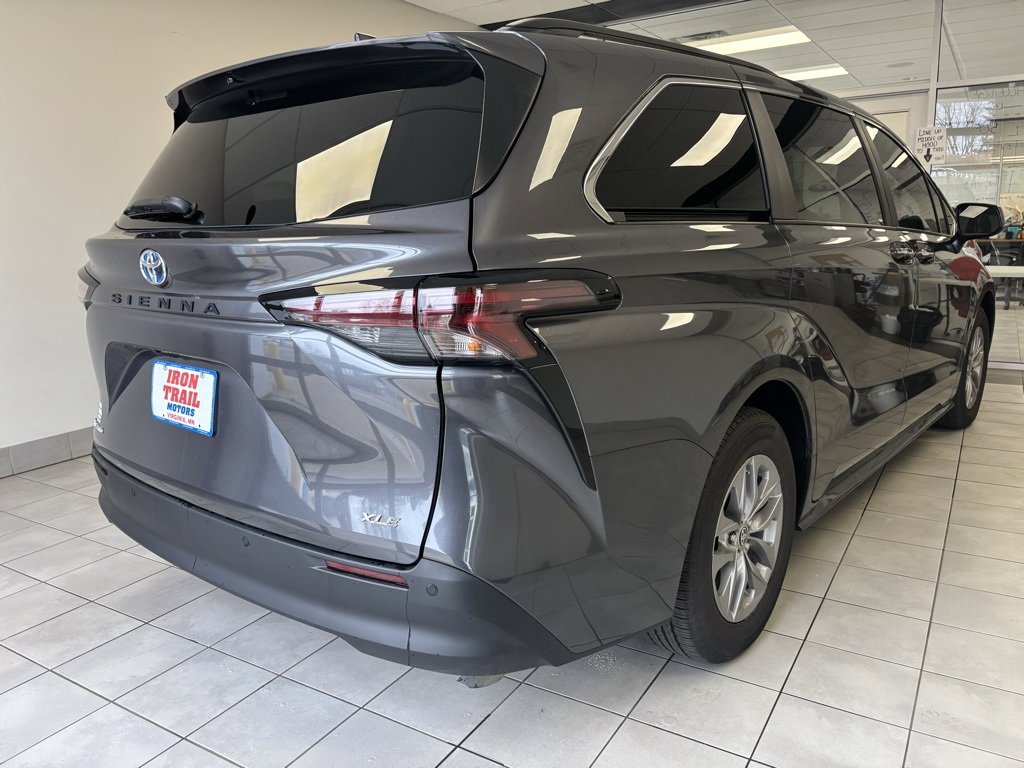 Used 2025 Toyota Sienna XLE image 31