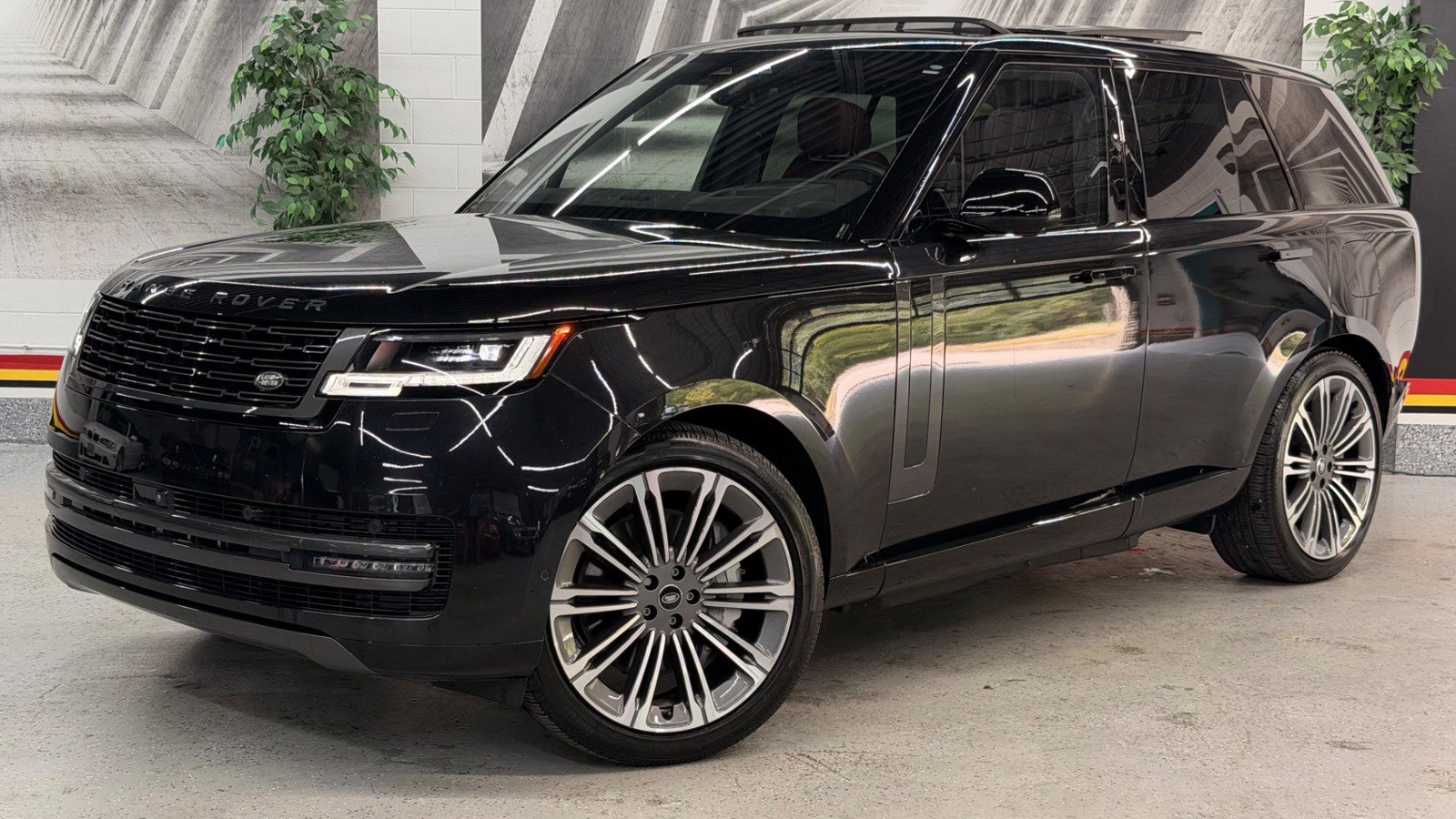Used 2025 Land Rover Range Rover SE AWD/4WD image 3