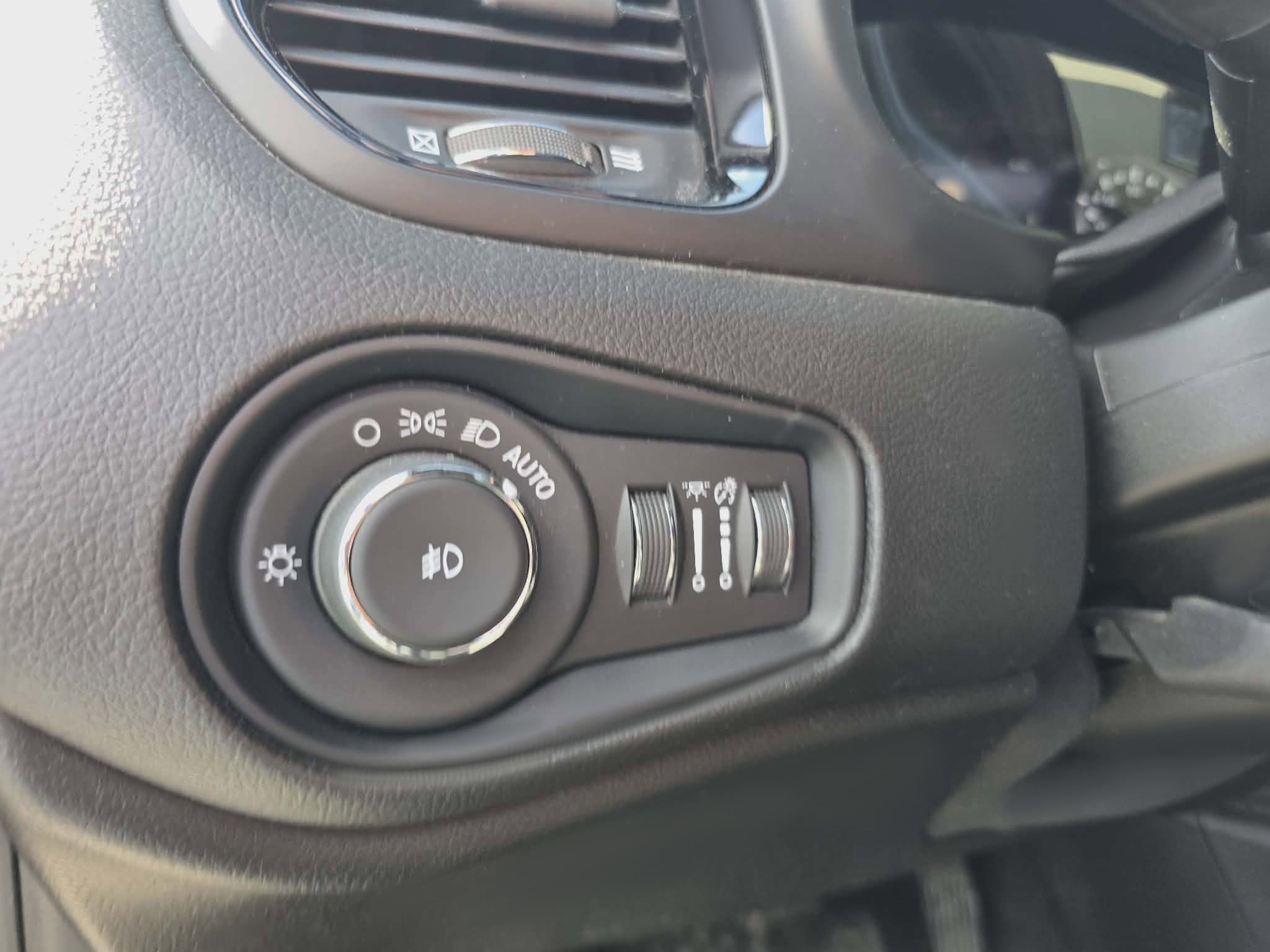 Used 2022 Jeep Renegade Altitude w/ Convenience Group AWD/4WD image 15