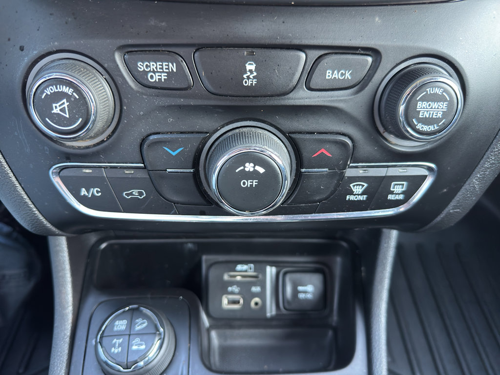 Used 2017 Jeep Cherokee Trailhawk image 20